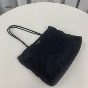 Чорна шкіряна жіноча трендова сумка в стилі prada
